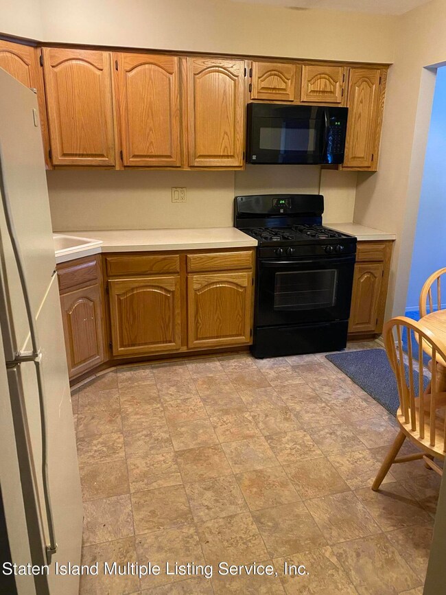 19 Fuller Ct unit A, Staten Island, NY 10306 - photo 3