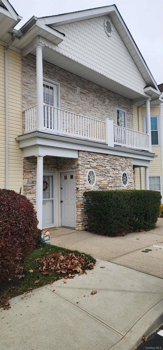 512 Narragansett Villas Dr, Lindenhurst, NY 11757 - photo 2