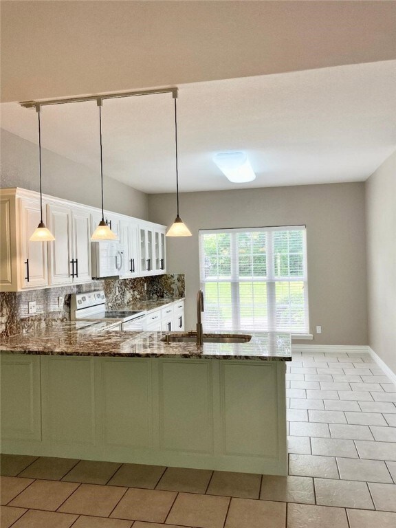 Kitchen has eating bar