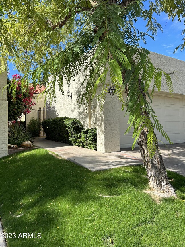 5806 N 25th - Secluded Entrance