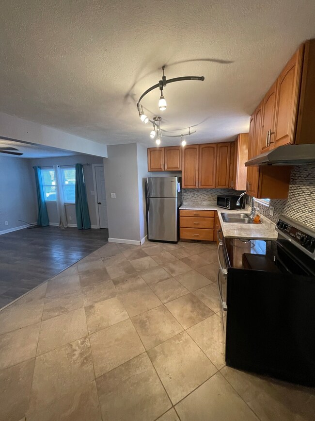 525 S Broadway St, Atlanta, IN 46031 - photo 6