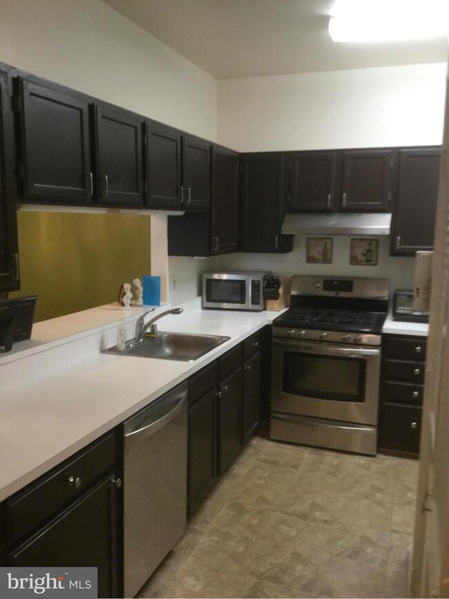 9201 Groffs Mill Dr unit 9201, Owings Mills, MD 21117 - photo 2