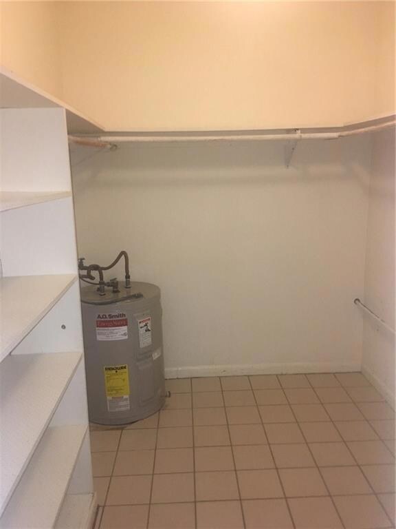 WALK IN CLOSET