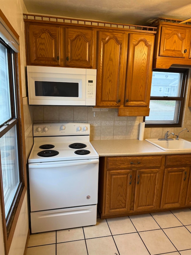 819 Hanna Blvd, Waterloo, IA 50701 - photo 2