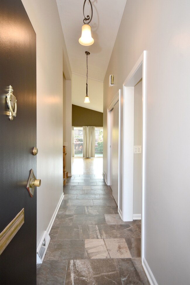 613 S Poplar Ave, Elmhurst, IL 60126 - photo 3