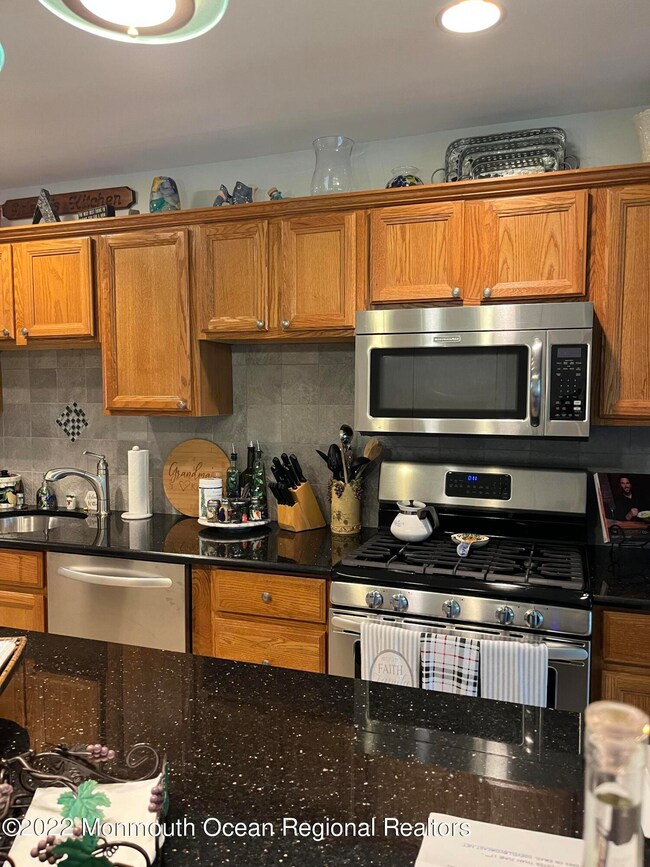 full EIK with SS appliance Granite Ctrs