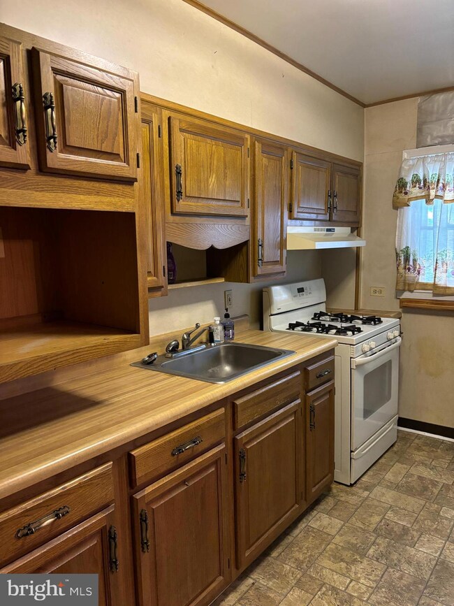 2762 Kirkleigh Rd, Dundalk, MD 21222 - photo 7