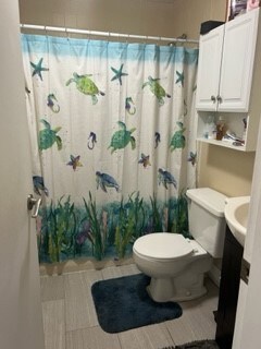 Bathroom w/tub
