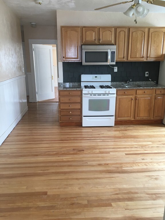 10 N Woodford St unit 2, Worcester, MA 01604 - photo 2