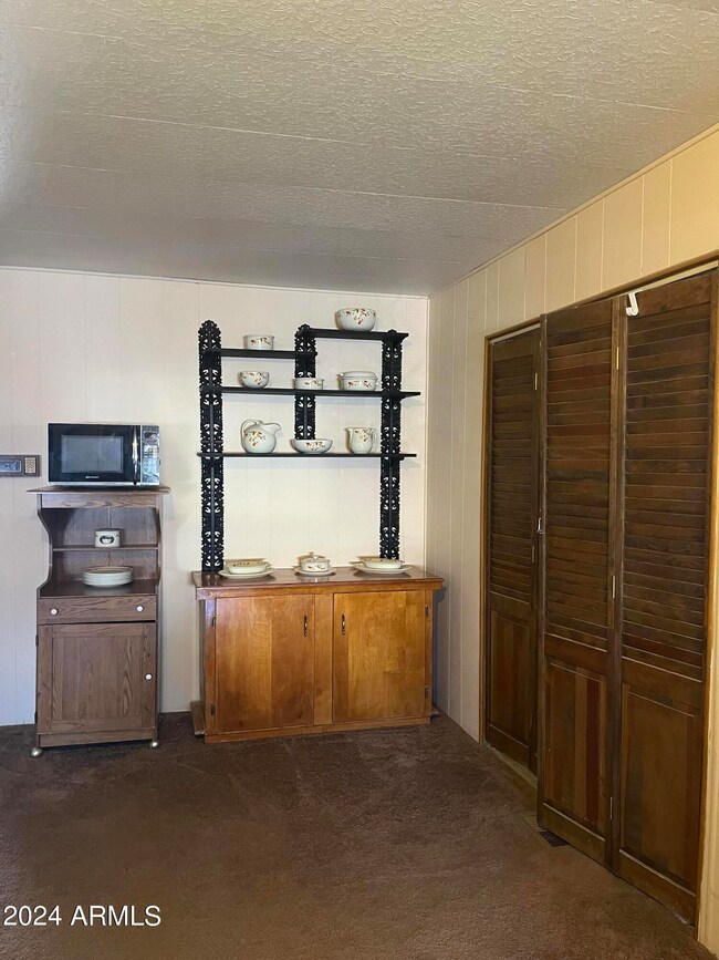 Eat-in Kitchen