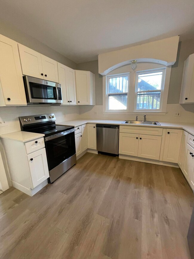 245 Washington St unit 1st fl, East Stroudsburg, PA 18301 - photo 3