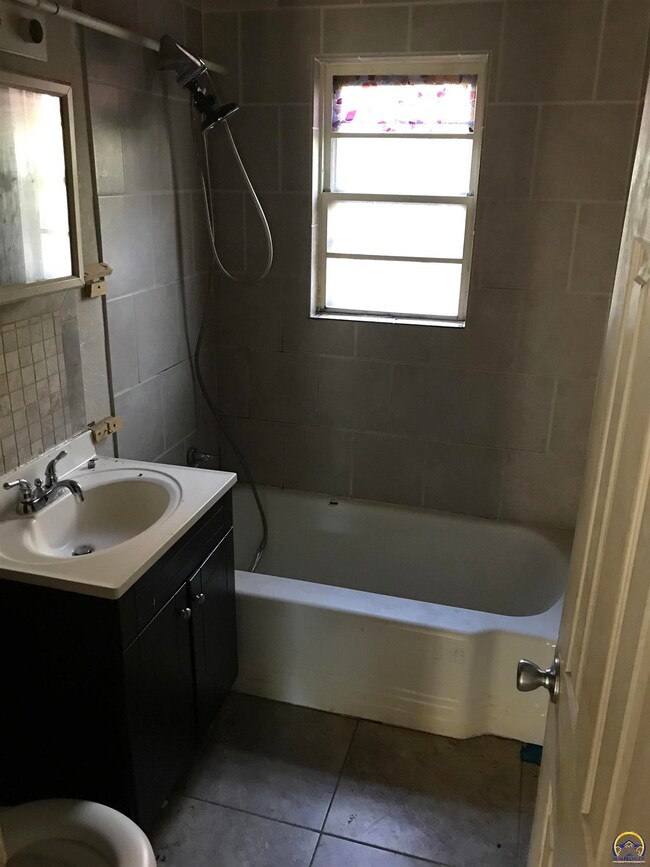 2308 SW Duncan Dr, Topeka, KS 66614 - photo 5