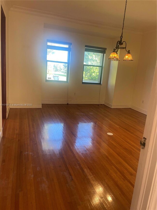 DINING ROOM WITH HIGH CEILINGS AND PLENTY OF LIGHT.