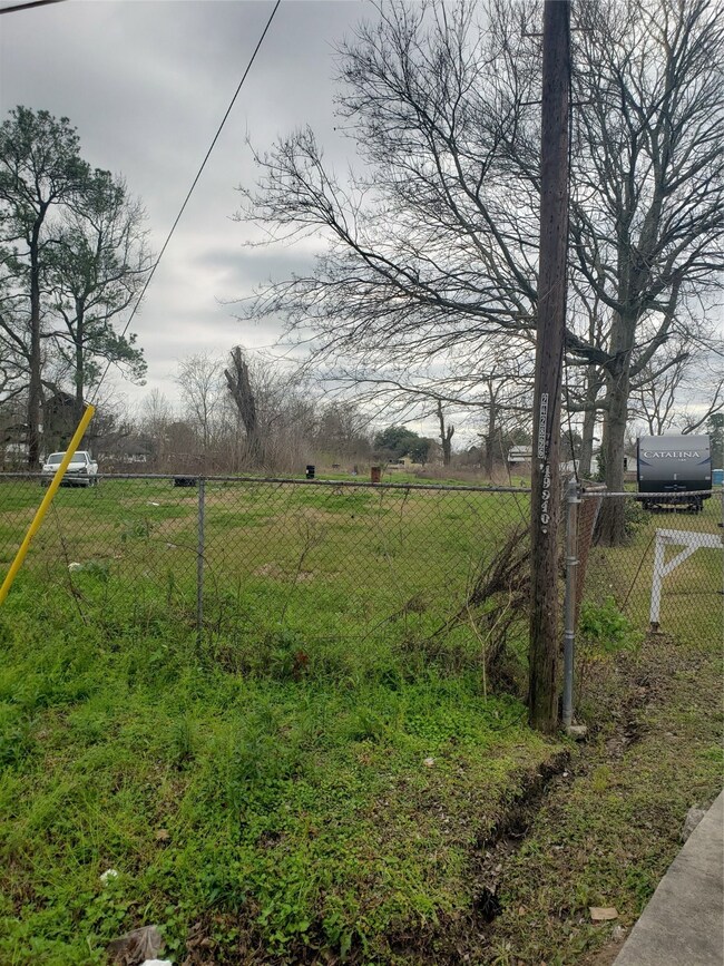 7442 Finch St, Houston, TX 77028 - photo 2