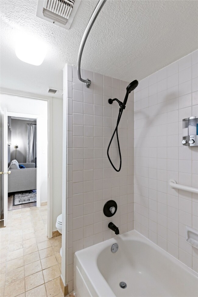 Shower/tub for Bedroom 1 on the main floor