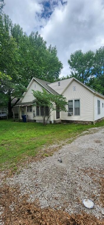 423 S Minnesota Ave, Columbus, KS 66725 - photo 5