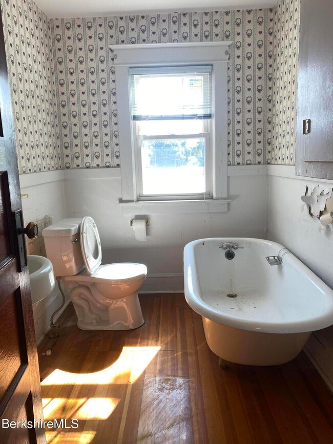 Second Floor Full Bathroom, Apt 21