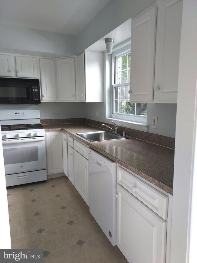 16 Alanbrooke Ct, Towson, MD 21204 - photo 3