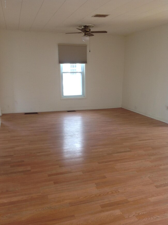 130 E Sycamore-Dining area