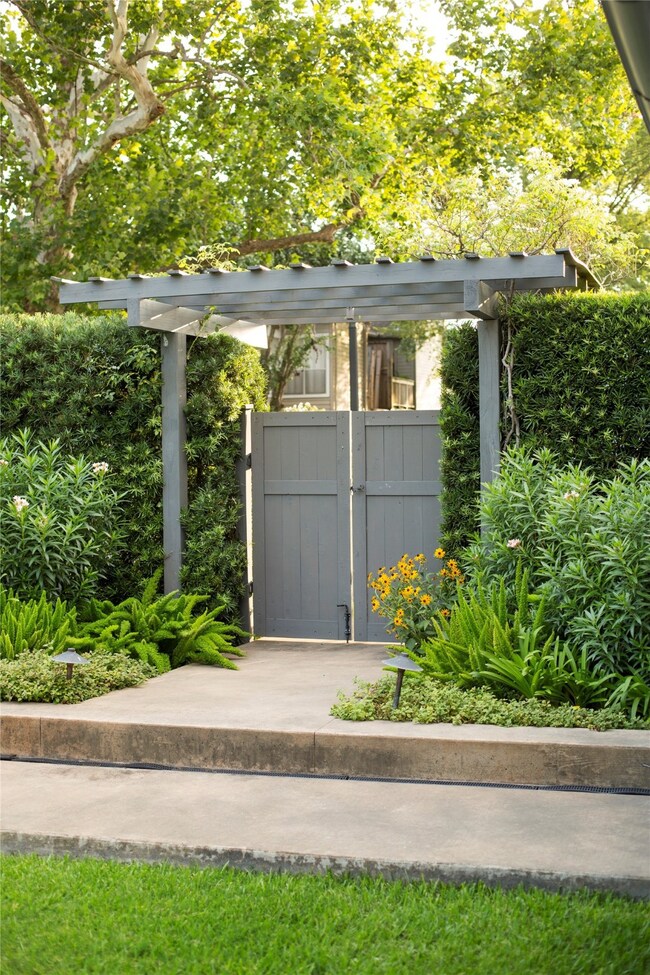 748 Arlington St, Houston, TX 77007 - photo 3