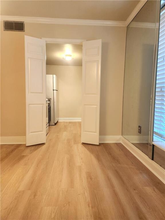 Double door to the Kitchen