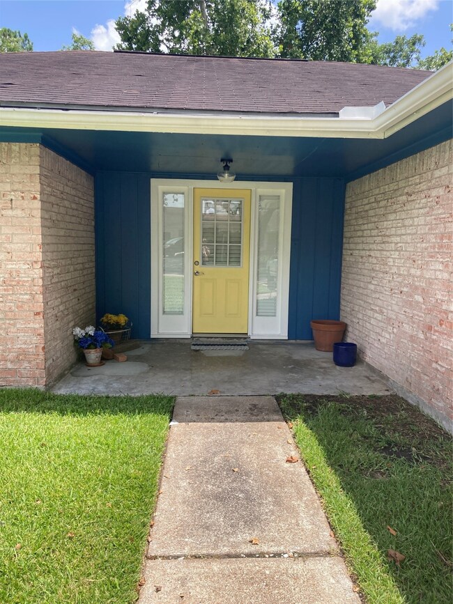 1713 Parkcrest St, Alvin, TX 77511 - photo 2