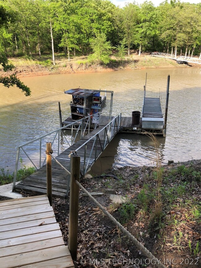 single slip dock w/outside bar
