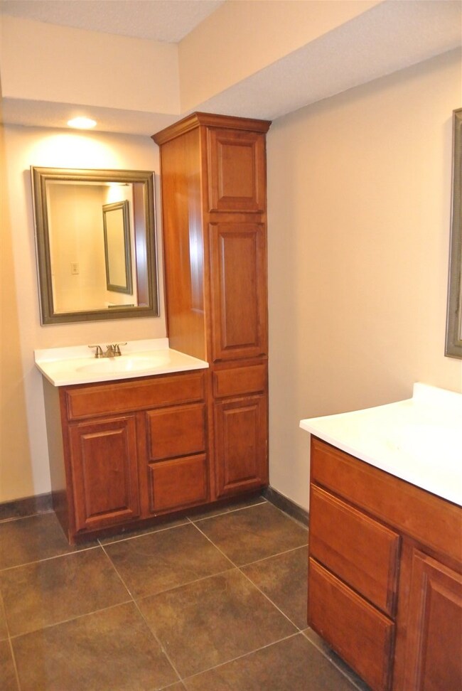 Large master bath with 2 sinks and tile surround i
