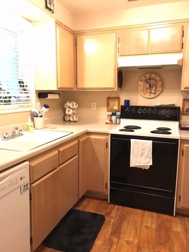 568 Village Dr unit 24, Central Point, OR 97502 - photo 3