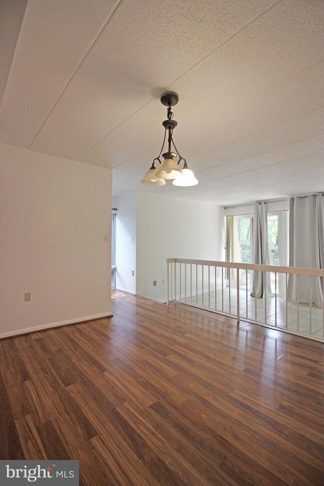 11607 Windbluff Ct, Reston, VA 20191 - photo 4