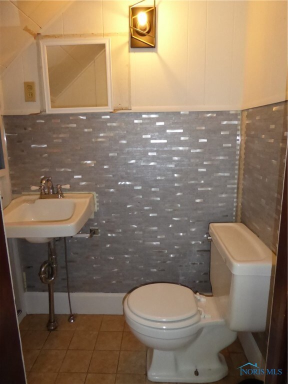 Main floor 1/2 bathroom.