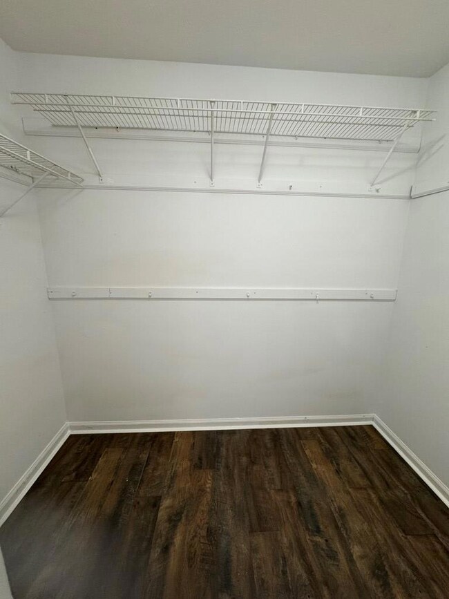 WALK IN CLOSET