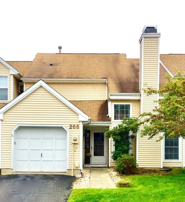 266 Primrose Ln, Freehold, NJ 07728 - photo 4