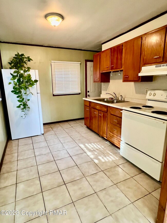 939 Conwell St, Stroudsburg, PA 18360 - photo 4