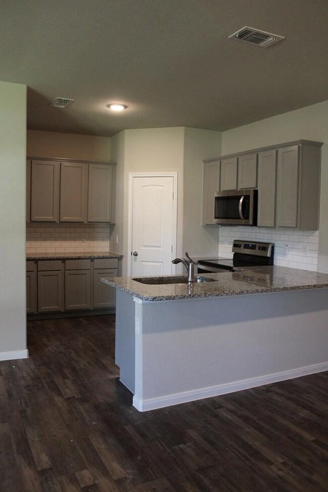 2912 5th St, Bay City, TX 77414 - photo 6