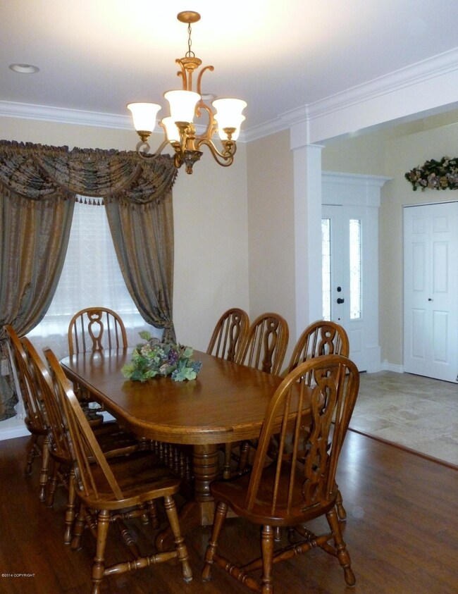 3) Tasteful Dining Room