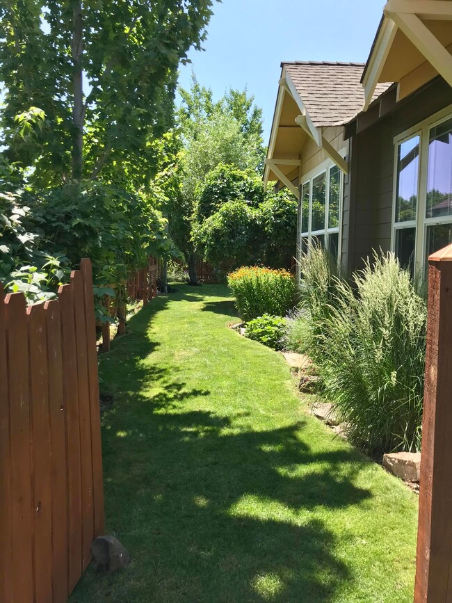 1662 NW Ivy Ave, Redmond, OR 97756 - photo 7