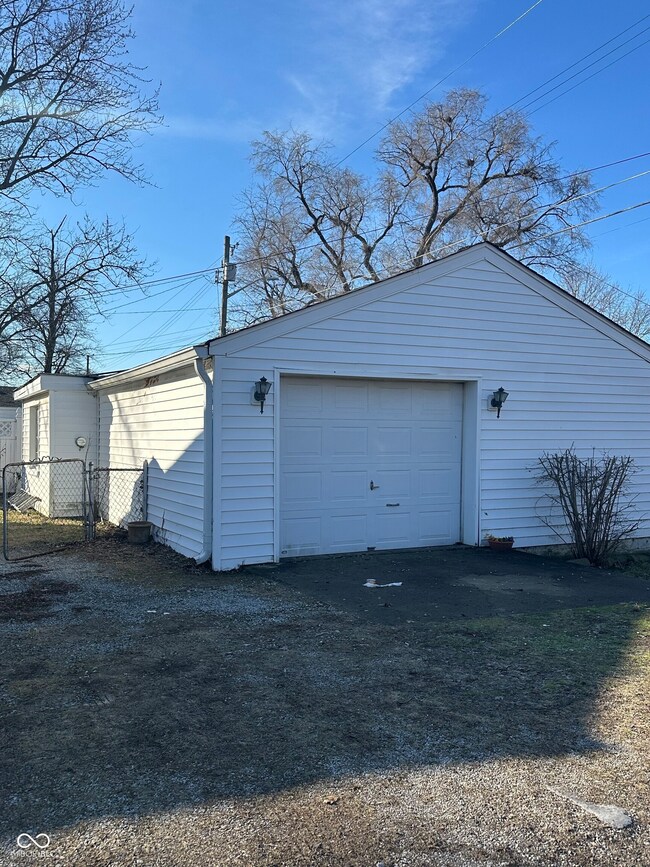 258 N 6th Ave, Beech Grove, IN 46107 - photo 3