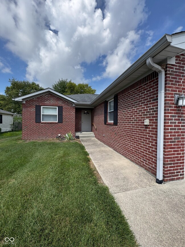 30 Grassyway Ct, Whiteland, IN 46184 - photo 2