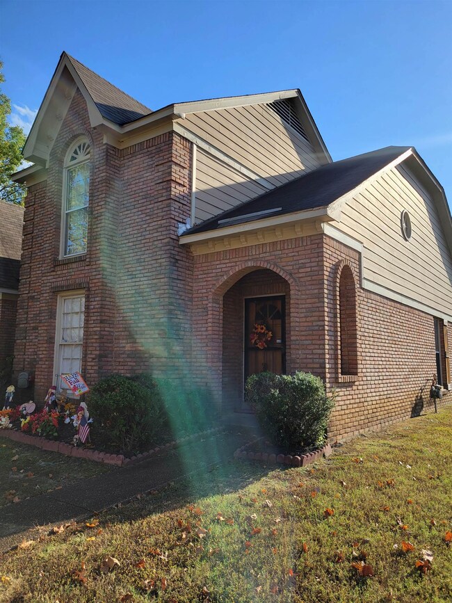 View of front of property featuring a front yard
