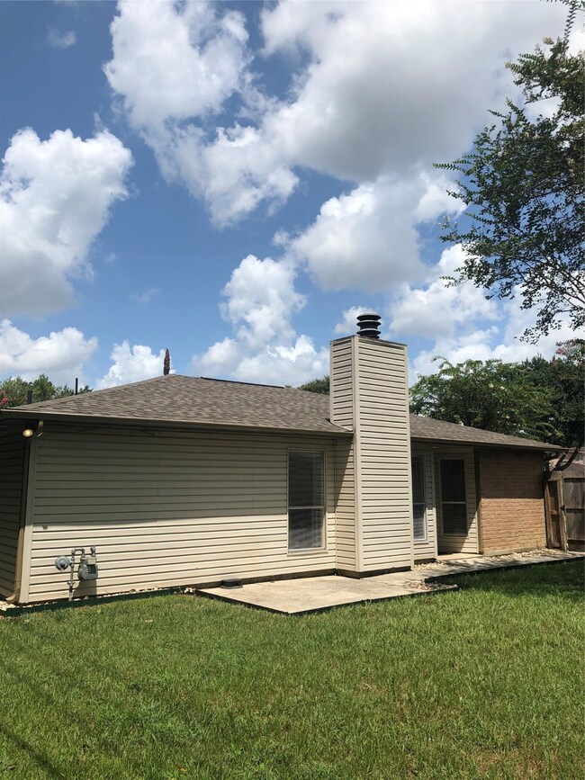 8407 E Ridge Dr, Houston, TX 77040 - photo 3