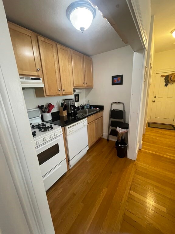 138 Huron Ave unit 4, Cambridge, MA 02138 - photo 2