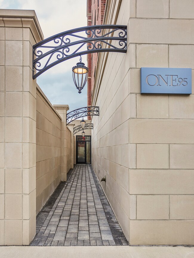 195 N Addison Ave unit 504, Elmhurst, IL 60126 - photo 3