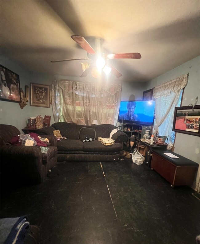 206 Garrotsville St, Houston, TX 77022 - photo 2