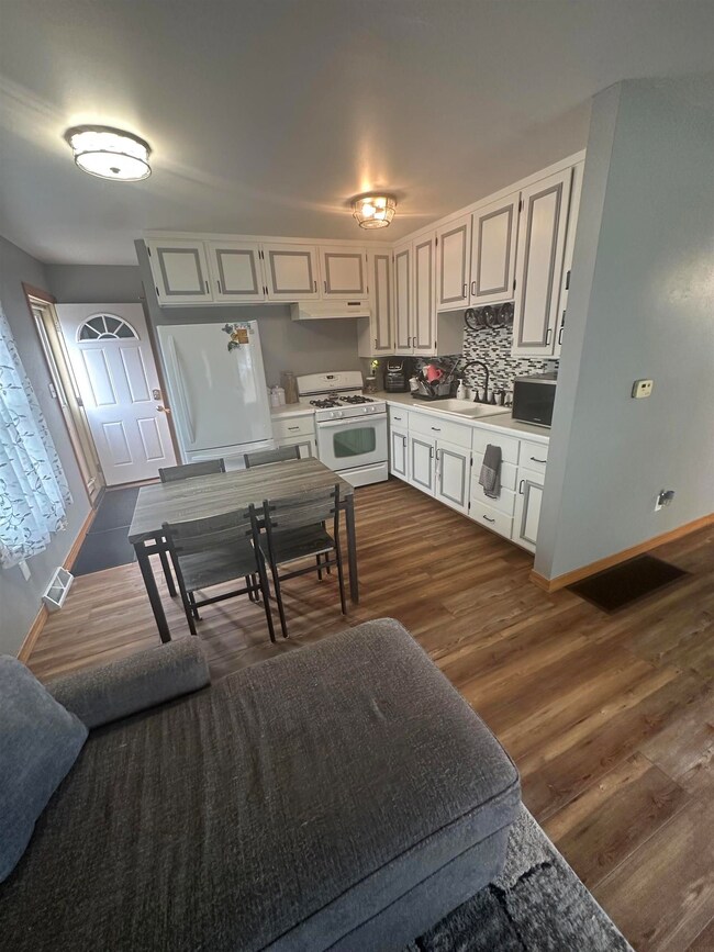 405 Candlewick Rd, Waterloo, IA 50703 - photo 2