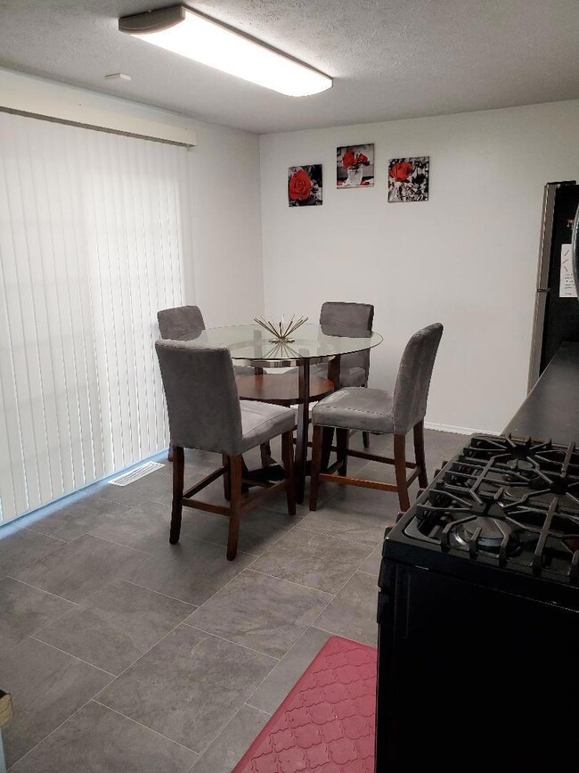 Eat-in Kitchen