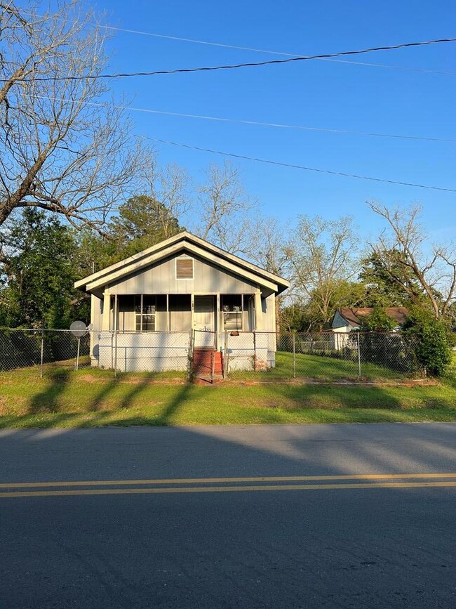 704 S Monitor Dr, Fitzgerald, GA 31750 - photo 2