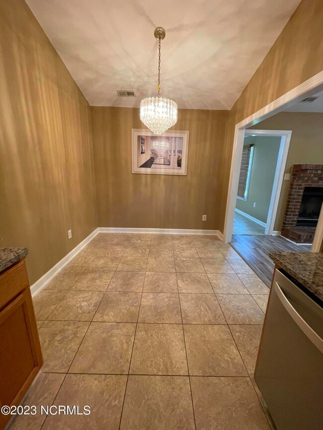 105 Kingsmill Ct, Jacksonville, NC 28546 - photo 6