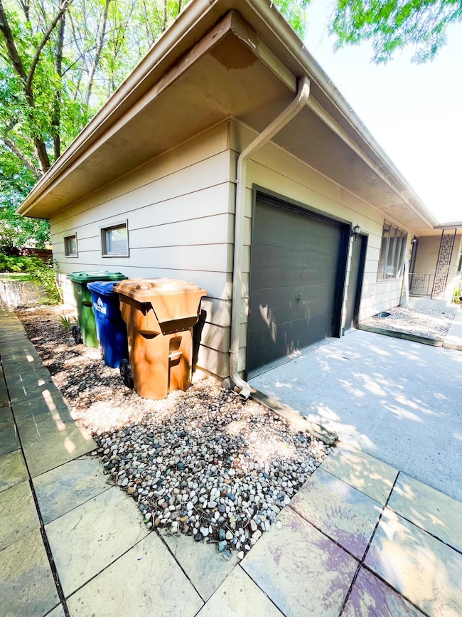 513 S Dobson St, Mitchell, SD 57301 - photo 3