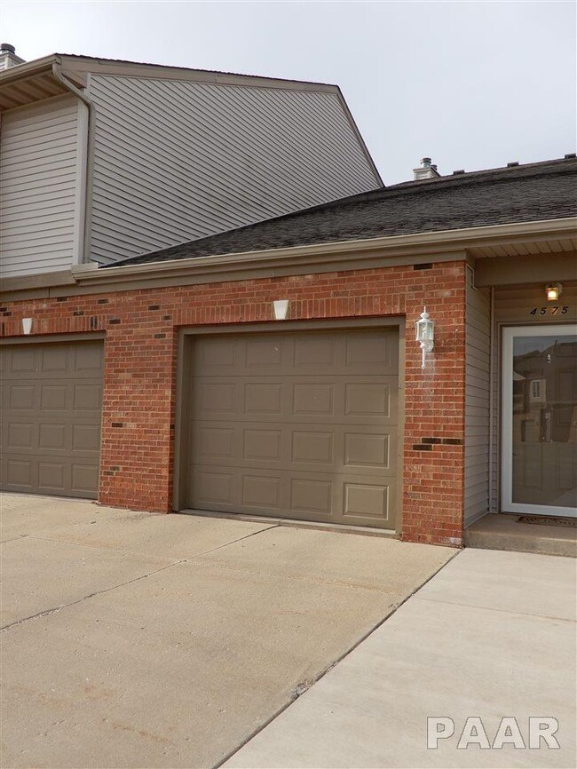 4577 N Thornhill Dr, Peoria, IL 61615 - photo 2